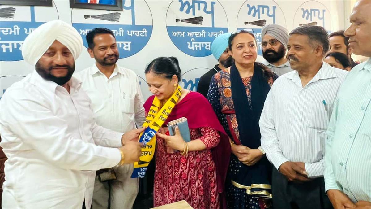 ਪਿੰਡ ਬਲੌਂਗੀ ਦੇ ਵੱਡੀ ਗਿਣਤੀ ’ਚ ਪਰਿਵਾਰ ‘ਆਪ’ ’ਚ ਸ਼ਾਮਲ