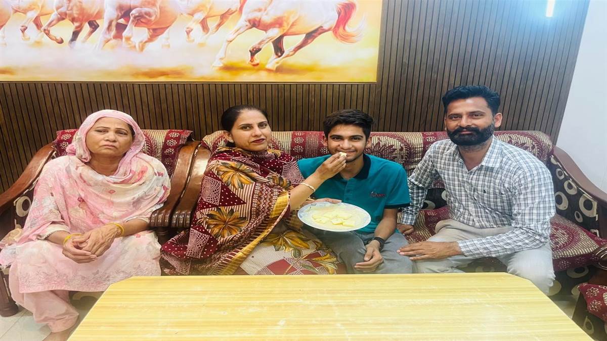 ਪੀਐੱਸਈਬੀ ਦਾ 10ਵੀਂ ਦਾ ਨਤੀਜਾ- ਪ੍ਰਭਜੋਤ ਬਣਿਆ ਜ਼ਿਲ੍ਹਾ ਟਾਪਰ, ਕੁੜੀਆਂ ਦੀ ਸਰਦਾਰੀ ਕਾਇਮ