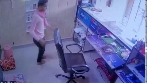 ਸ਼ੋਅ ਰੂਮ 'ਚੋਂ ਮੋਬਾਈਲ ਤੇ ਨਕਦੀ ਚੋਰੀ