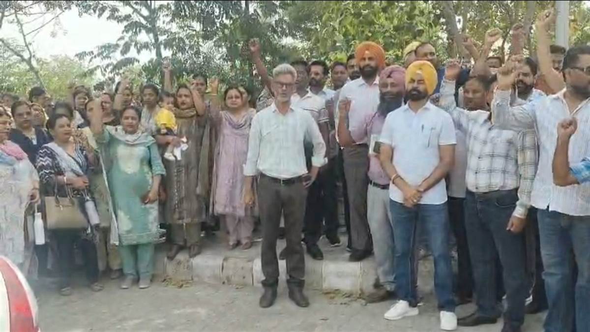 ਅਧਿਆਪਕਾਂ ਵੱਲੋਂ ਲਗਾਈਆਂ ਗੈਰ ਵਿੱਦਿਅਕ ਡਿਊਟੀਆਂ ਦਾ ਵਿਰੋਧ