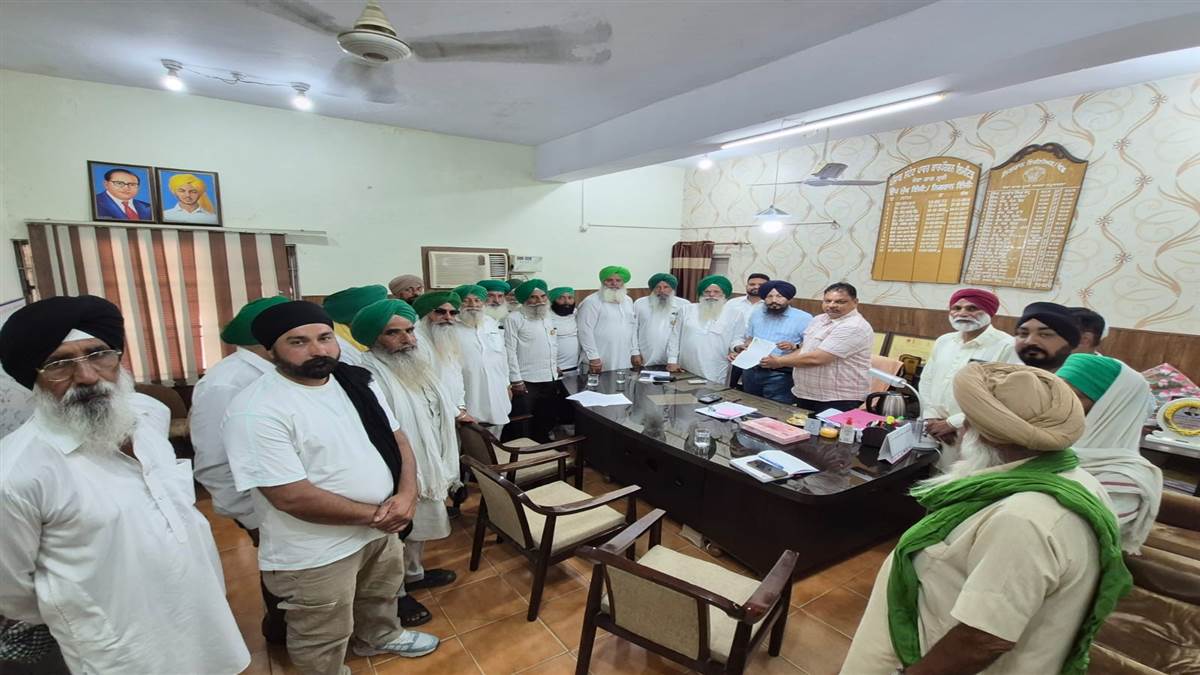 ਕਿਸਾਨ ਆਗੂਆਂ ਨੇ ਮੰਗਾਂ ਸਬੰਧੀ ਬਿਜਲੀ ਅਧਿਕਾਰੀ ਨੂੰ ਦਿੱਤਾ ਮੰਗ ਪੱਤਰ