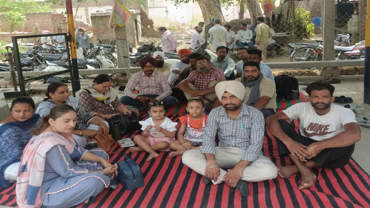 ਪਾਵਰਕਾਮ ਦੇ ਆਊਟਸੋਰਸਡ ਮੁਲਾਜ਼ਮਾਂ ਦਾ ਧਰਨਾ ਤੀਜੇ ਦਿਨ ਵੀ ਜਾਰੀ, ਪਰਿਵਾਰਾਂ ਸਮੇਤ ਡਟੇ