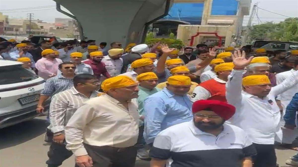 ਲੁਧਿਆਣਾ 'ਚ ਭੱਖਿਆ ਮਾਤਾ ਬਗਲਾਮੁਖੀ ਧਾਮ ਵਿਵਾਦ : ਮਹੰਤ 'ਤੇ 3 ਕਰੋੜ ਮੰਗਣ ਦੇ ਦੋਸ਼ਾਂ ਖ਼ਿਲਾਫ਼ ਨਿੱਤਰੀ ਸੰਗਤ, CP ਦਫ਼ਤਰ ਅੱਗੇ ਜ਼ੋਰਦਾਰ ਪ੍ਰਦਰਸ਼ਨ