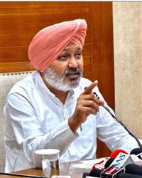796 ਆਧੁਨਿਕ ਬੱਸਾਂ ਹੋਣਗੀਆਂ ਰੋਡਵੇਜ਼ ਦੇ ਬੇੜੇ ’ਚ ਸ਼ਾਮਲ : ਚੀਮਾ, ਇਲੈਕਟ੍ਰਾਨਿਕ ਟਿਕਟਿੰਗ ਸਮੇਤ ਆਧੁਨਿਕ ਸਹੂਲਤਾ ਨਾਲ ਲੈਸ ਹਨ ਬੱਸਾਂ