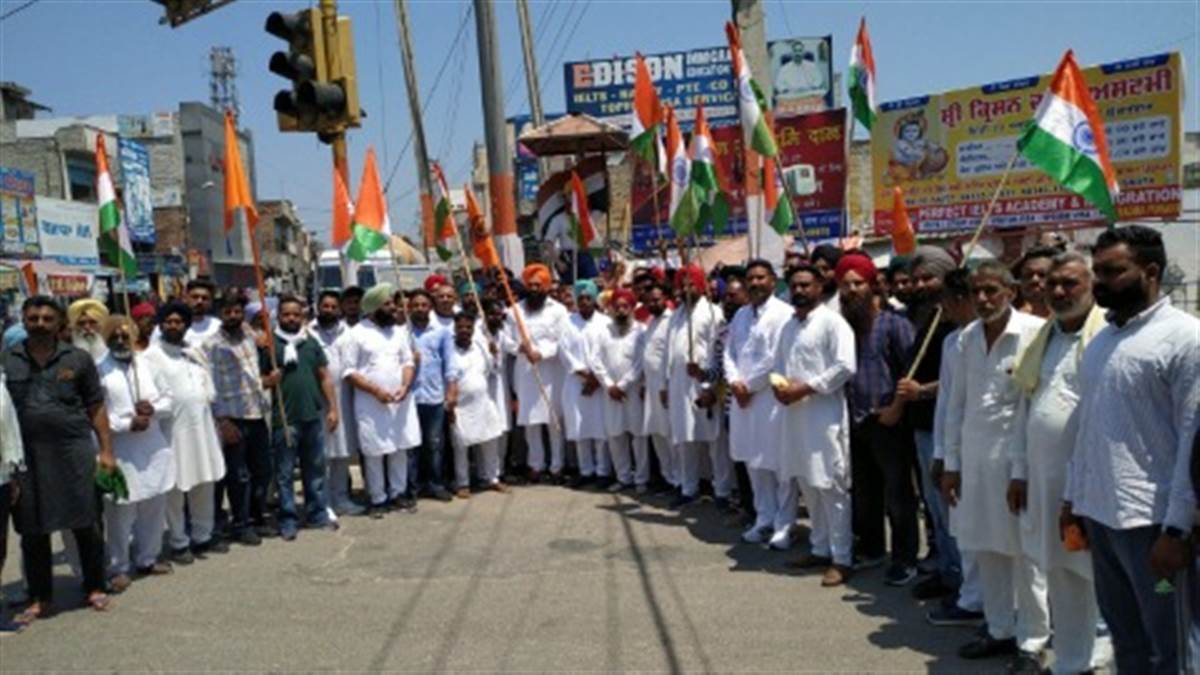 Kamaljit Singh Brar took the saffron and tricolor flag and marched in the city with the workers