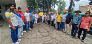 50 ਖਾਦ ਦੇ ਬੋਰੇ ਕਿਸਾਨਾਂ ਨੇ ਥਾਣਾ ਹਰਿਆਣਾ ਕੀਤੇ ਹਵਾਲੇ