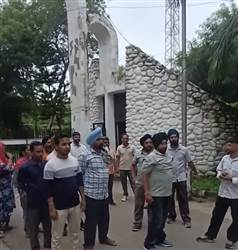 ਵਿਵਾਦਾਂ ’ਚ ਘਿਰੀ ਸ੍ਰੀ ਦਸ਼ਮੇਸ਼ ਅਕੈਡਮੀ, ਗੇਟ ਨੂੰ ਲੱਗਾ ਤਾਲਾ