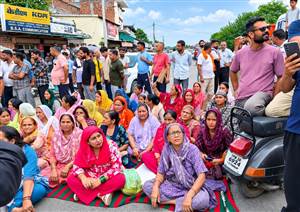 ਸੱਤ ਦਿਨਾਂ ਤੋਂ ਬਿਜਲੀ ਬੰਦ, ਪਾਣੀ ਲਈ ਤਰਸੇ ਧਾਰ ਬਲਾਕ ਦੇ ਲੋਕਾਂ ਨੇ ਹਾਈਵੇ ਕੀਤਾ ਜਾਮ