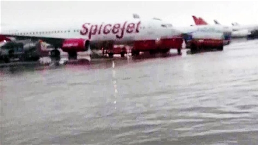 ਦਿੱਲੀ 'ਚ ਜ਼ਬਰਦਸਤ ਬਾਰਿਸ਼, ਏਅਰਪੋਰਟ 'ਚ ਭਰਿਆ ਪਾਣੀ