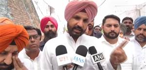 VIDEO : ਗੁਲਜ਼ਾਰ ਸਿੰਘ ਦੇ ਪਰਿਵਾਰ ਨੂੰ ਨੌਕਰੀ ਦੇ ਨਾਂ 'ਤੇ ‘ਸਿਫ਼ਾਰਸ਼ੀ ਪੱਤਰ’! ਵੜਿੰਗ ਨੇ ‘ਆਪ’ ਸਰਕਾਰ 'ਤੇ ਲਾਇਆ ਧੋਖੇ ਦਾ ਦੋਸ਼
