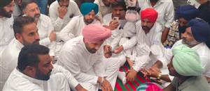'ਸੱਚ ਬੋਲਣ ਦੀ ਸਜ਼ਾ ਪੂਰਾ ਪਰਿਵਾਰ ਭੁਗਤ ਰਿਹਾ', ਗੁਲਜ਼ਾਰ ਸਿੰਘ ਦੇ ਪਰਿਵਾਰ ਨਾਲ ਦੁੱਖ ਸਾਂਝਾ ਕਰਨ ਪਹੁੰਚੇ ਰਾਜਾ ਵੜਿੰਗ