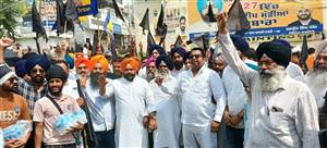 ਮੁੰਡੀਆਂ ਦੇ ਘਰ ਬਾਹਰ ਗਰਮਾਇਆ ਮਾਹੌਲ, ਗੁਲਜ਼ਾਰ ਸਿੰਘ ਦੀ ਮੌਤ ਤੇ ਮੋਹਨਜੀਤ 'ਤੇ ਪੁਲਿਸ ਤਸ਼ੱਦਦ ਖ਼ਿਲਾਫ਼ 'ਵਾਰਸ ਪੰਜਾਬ ਦੇ' ਦਾ ਤਿੱਖਾ ਪ੍ਰਦਰਸ਼ਨ