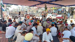 ਬਿਜਲੀ ਸੰਕਟ 'ਤੇ ਕਿਸਾਨਾਂ ਦਾ ਫੁੱਟਿਆ ਗੁੱਸਾ: ਖੇਤੀਬਾੜੀ ਲਈ ਬਿਜਲੀ ਨਾ ਮਿਲਣ ਕਾਰਨ ਜ਼ਿਲ੍ਹੇ ਭਰ ਦੇ ਕਿਸਾਨ ਉੱਤਰੇ ਸੜਕਾਂ 'ਤੇ