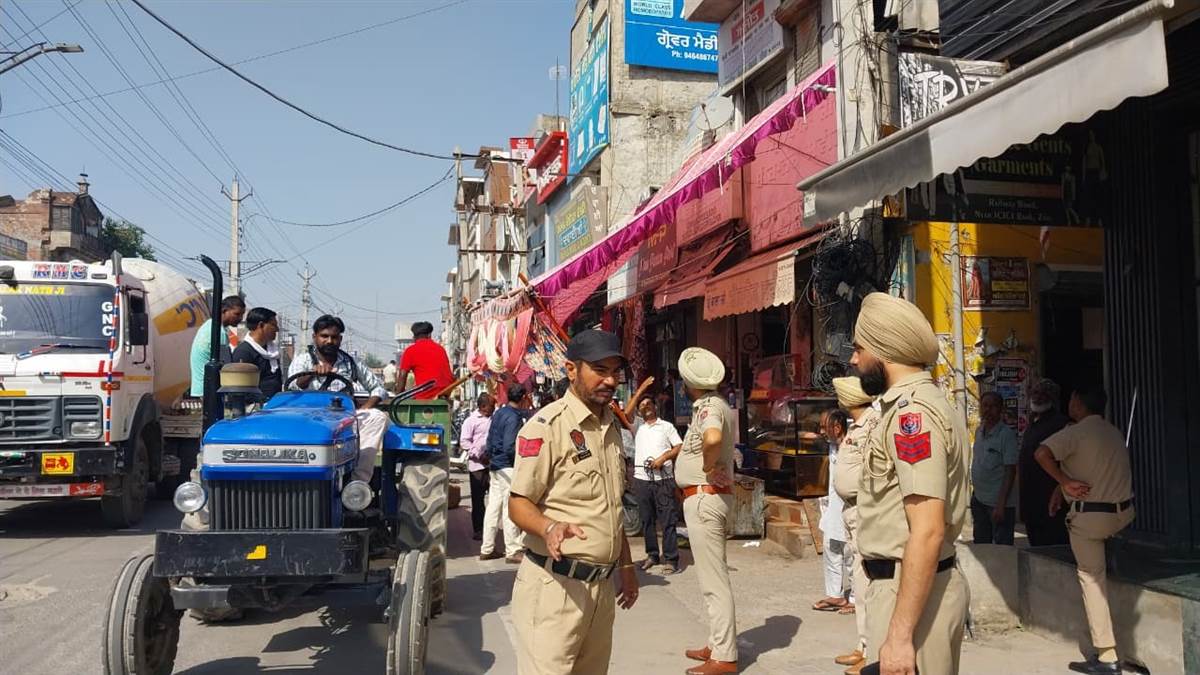 ਤਿਉਹਾਰਾਂ ਦੇ ਮੱਦੇਨਜ਼ਰ ਪੁਲਿਸ ਤੇ ਨਗਰ ਕੌਂਸਲ ਨੇ ਸੜਕਾਂ ਤੋਂ ਹਟਵਾਇਆ ਸਾਮਾਨ