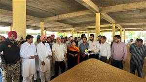 ਮੰਤਰੀ ਲਾਲ ਚੰਦ ਕਟਾਰੂਚੱਕ ਨੇ ਬਠਿੰਡਾ ਦਾਣਾ ਮੰਡੀ ਦਾ ਕੀਤਾ ਦੌਰਾ