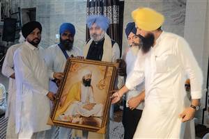 ਕਿਸਾਨਾਂ ਨੇ ਵਿੱਤ ਮੰਤਰੀ ਚੀਮਾ ਨੂੰ ਕੀਤਾ ਸਨਮਾਨਿਤ
