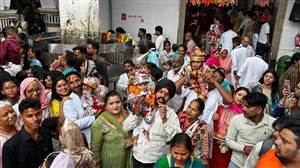 ਅੰਮ੍ਰਿਤਸਰ ਦੇ ਇਤਿਹਾਸਕ ਲੰਗੂਰ ਮੇਲੇ ਦੀ ਧੂਮ : ਸ਼੍ਰੀ ਵੱਡਾ ਹਨੂੰਮਾਨ ਮੰਦਰ ਵਿਖੇ ਨਤਮਸਤਕ ਹੋਏ ਵੱਡੀ ਗਿਣਤੀ 'ਚ ਬੱਚੇ