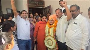 ਭਰਾ ਦਾ ਵਿਆਹ ਛੱਡਿਆ ਤੇ ਸੋਸ਼ਲ ਮੀਡੀਆ ਤੋਂ ਦੂਰੀ... ਪੰਜਾਬ ਦੀ ਧੀ ਦਾ ਹਰਿਆਣਾ ਸਿਵਲ ਸੇਵਾਵਾਂ 'ਚ ਪਰਚਮ, ਕੌਣ ਹੈ HPSC ਦੀ 4ਥੀ ਟੌਪਰ ਕ੍ਰੀਮੀ ਗਰਗ?