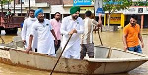 Heavy Rain : ਮੀਂਹ ਦੇ ਪਾਣੀ ਨਾਲ ‘ਸਮੁੰਦਰ’ ਬਣੀ ਫਾਜ਼ਿਲਕਾ ਦੀ ਅਨਾਜ ਮੰਡੀ, ਬੇੜੀ ਲੈ ਕੇ ਪਹੁੰਚੇ ਕਿਸਾਨ ਆਗੂ ਹਰੀਸ਼ ਨੱਡਾ