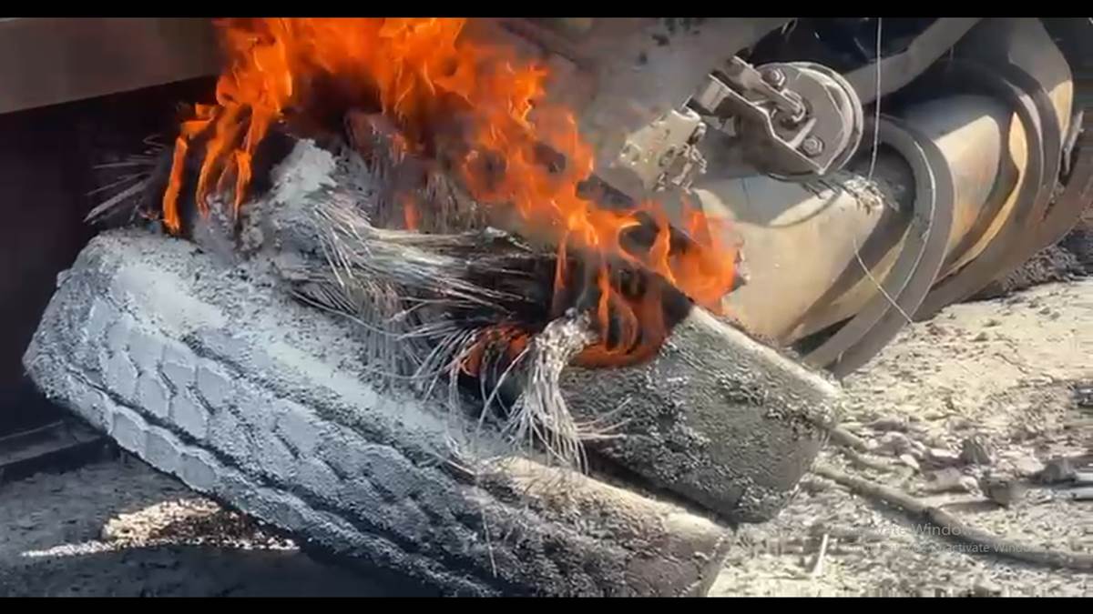 ਖੰਨਾ ਦੇ ਨੈਸ਼ਨਲ ਹਾਈਵੇਅ ਪੁਲ ਤੋਂ ਡਿੱਗਿਆ ਟਰਾਲਾ, ਅੱਗ ਲੱਗਣ ਨਾਲ ਸੜ ਕੇ ਹੋਇਆ ਸੁਆਹ, ਡਰਾਈਵਰ ਤੇ ਕੰਡਕਟਰ ਵਾਲ-ਵਾਲ ਬਚੇ