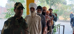 Tarn Taran bye Poll Live : ਜ਼ਿਮਨੀ ਚੋਣ ਲਈ ਸਵੇਰ ਤੋਂ ਬੂਥਾਂ ’ਤੇ ਪੁੱਜਣ ਲੱਗੇ ਵੋਟਰ, ਸਾਹਮਣੇ ਆਈਆਂ ਤਸਵੀਰਾਂ