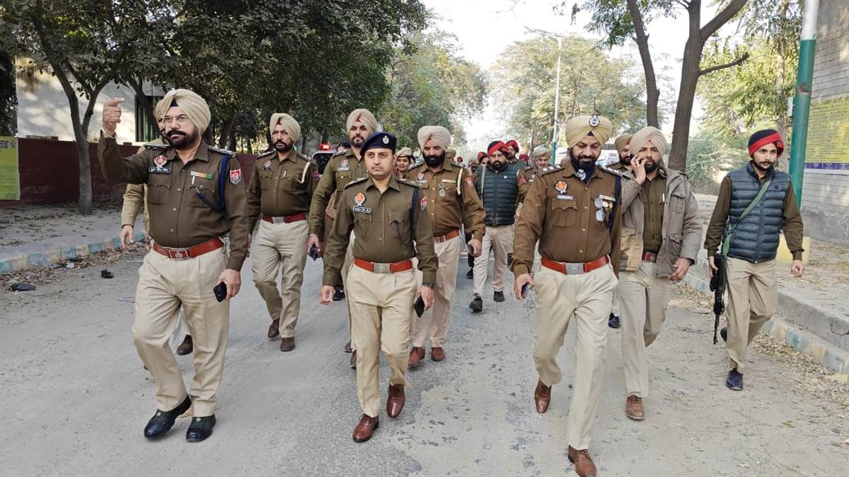 ਚੋਣਾਂ ਸਬੰਧੀ ਪੁਲਿਸ ਨੇ ਕੀਤਾ ਫਲੈਗ ਮਾਰਚ