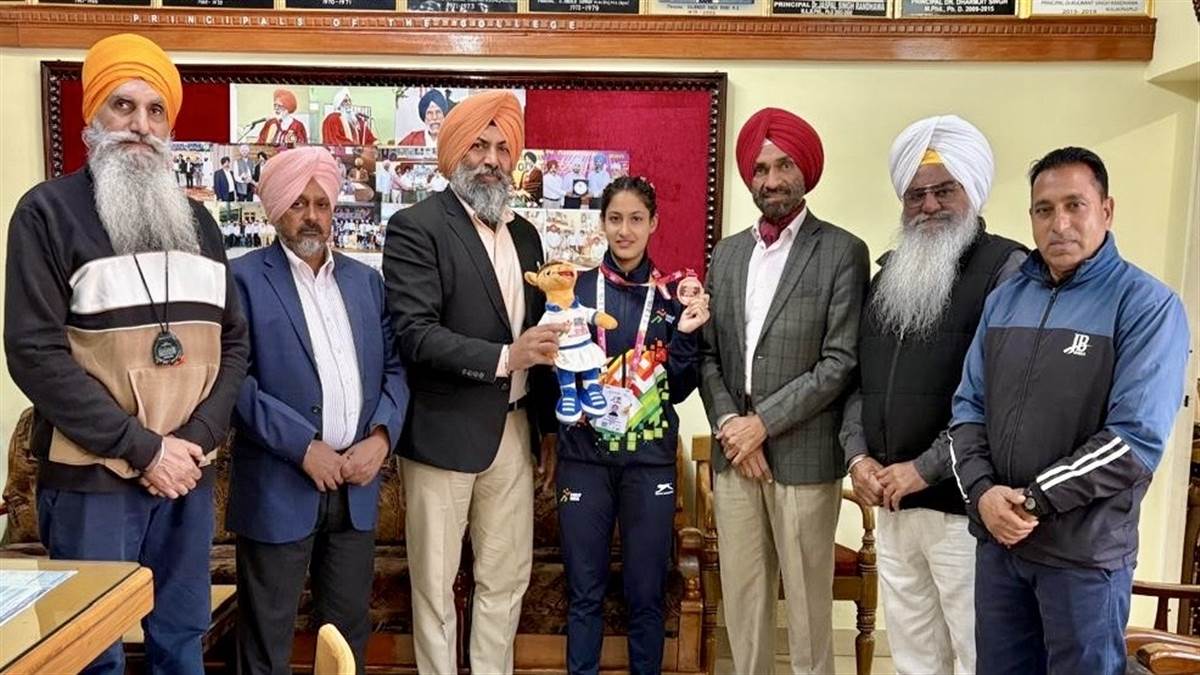 ਲਵਜੋਤ ਕੌਰ ਨੇ ਖੇਡਾਂ ’ਚ ਕਾਲਜ ਦਾ ਨਾਂ ਕੀਤਾ ਰੋਸ਼ਨ