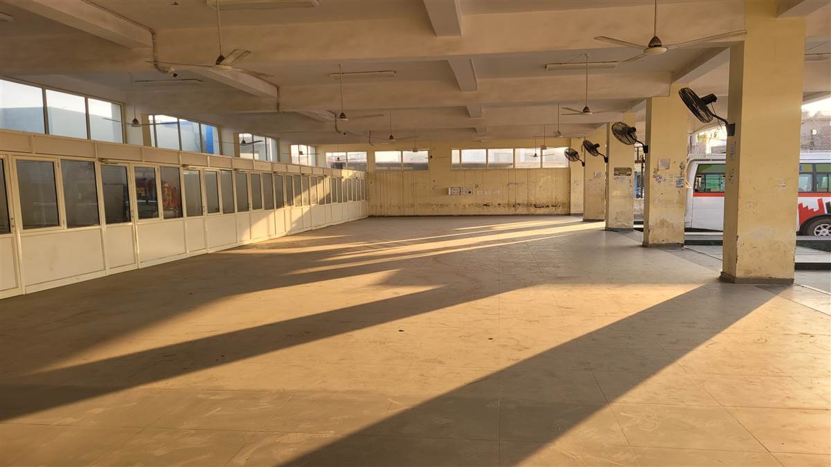 ਬੱਸ ਸਟੈਂਡ ’ਚ ਸਹੂਲਤਾਂ ਦੀ ਘਾਟ, ਲੋਕ ਹੁੰਦੇ ਪਰੇਸ਼ਾਨ