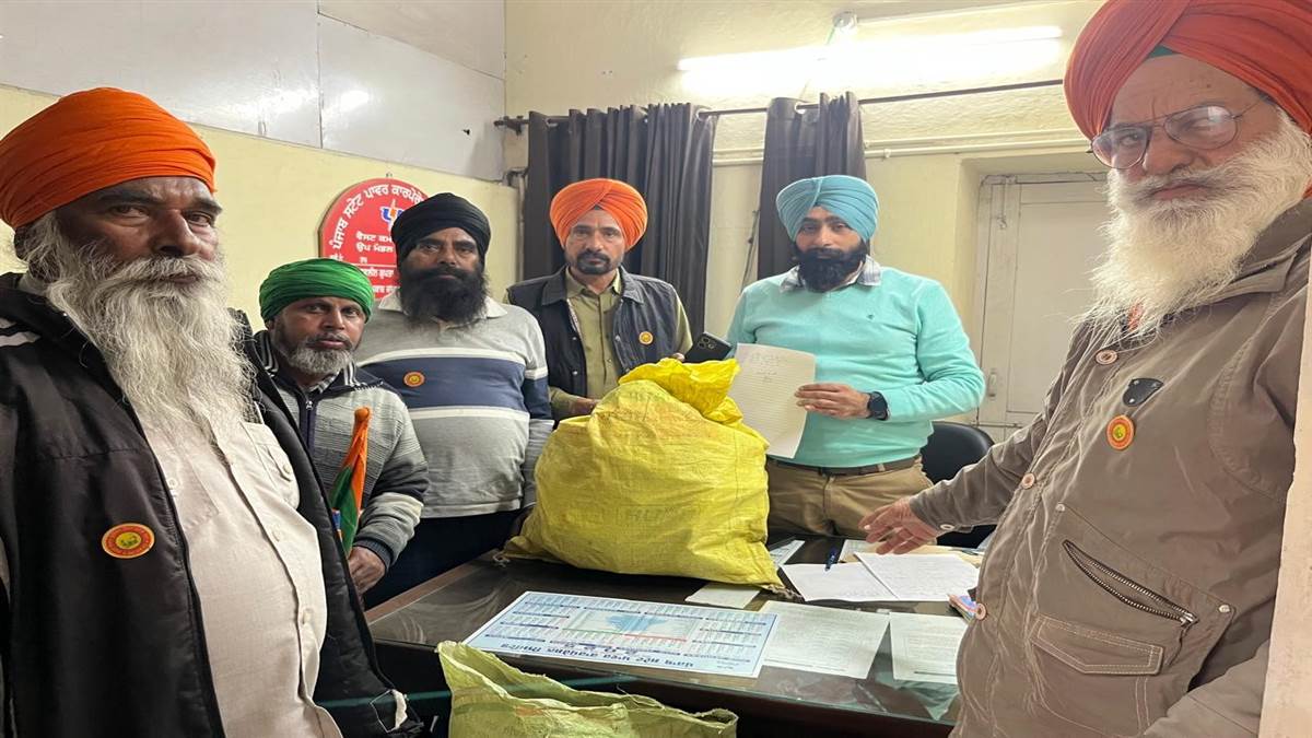 ਕਿਸਾਨਾਂ ਨੇ ਚਿਪ ਵਾਲੇ ਮੀਟਰ ਉਤਾਰ ਕੇ ਬਿਜਲੀ ਬੋਰਡ ’ਚ ਜਮ੍ਹਾਂ ਕਰਵਾਏ