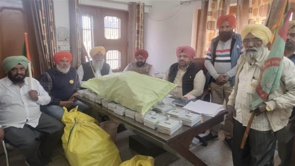 ਸਮਾਰਟ ਮੀਟਰ ਪੁੱਟ ਕੇ ਪਾਵਰਕਾਮ ਦਫ਼ਤਰ ਪੁੱਜੇ ਕਿਸਾਨ, ਬਿਜਲੀ ਸੋਧ ਬਿੱਲ 2025 ਨੂੰ ਰੱਦ ਕਰਵਾਉਣ ਲਈ ਕੀਤੀ ਵੱਡੇ ਸਘੰਰਸ਼ ਦੀ ਤਿਆਰੀ