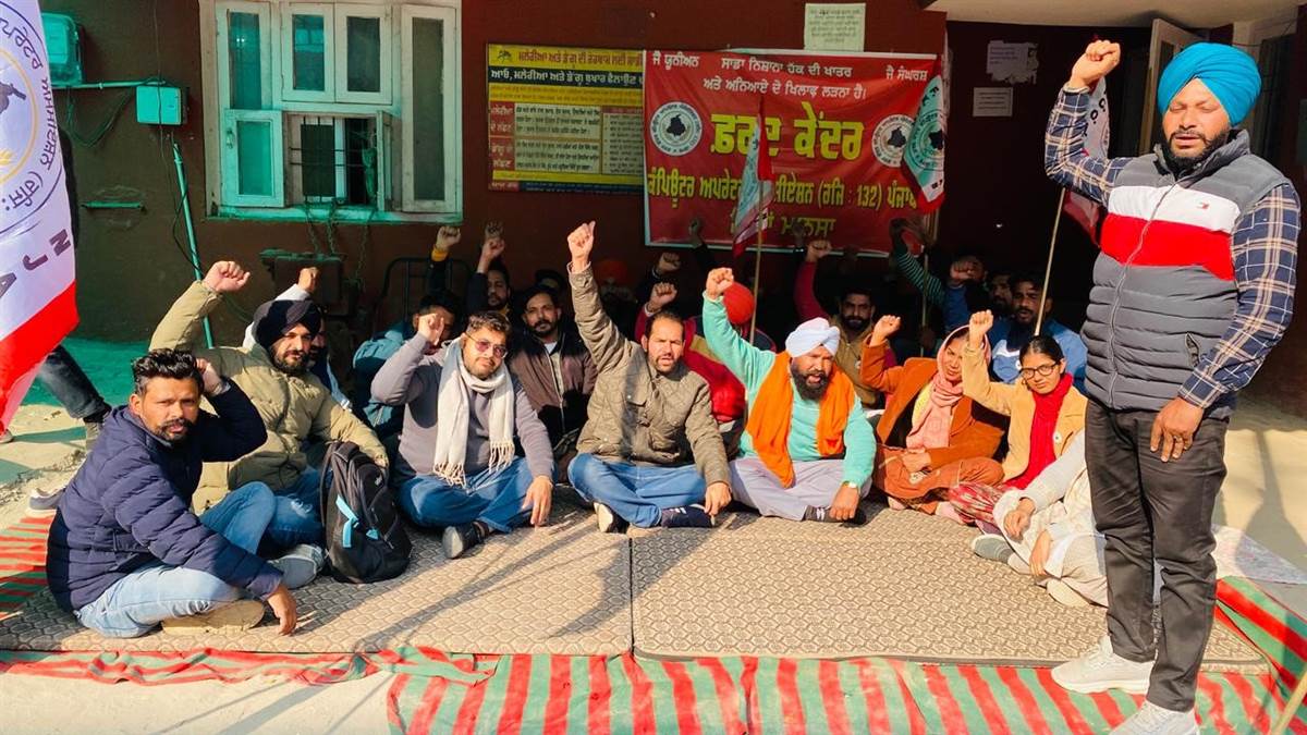 ਕੰਪਿਊਟਰ ਓਪ੍ਰੇਟਰਾਂ ਨੇ ਫ਼ਰਦ ਕੇਂਦਰ ਬੰਦ ਕਰ ਕੇ ਕੀਤਾ ਰੋਸ ਮੁ਼ਜ਼ਾਹਰਾ