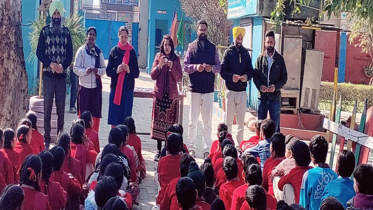 ਪੀਐਮ ਸ੍ਰੀ ਸਸਸਸ ਮੁਰਾਦਪੁਰਾ ਵਿਖੇ ਵਿਦਿਆਰਥੀਆਂ ਨੇ ਵੰਡੇ ਬੈਜ਼ਿਸ