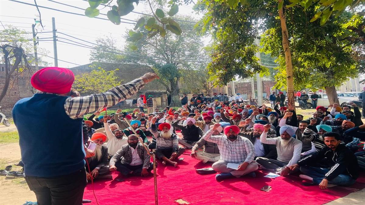 ਬਿਜਲੀ ਮੁਲਾਜ਼ਮ ਹੜਤਾਲ ਕਰ ਕੇ ਵਿਸ਼ਾਲ ਰੋਸ ਰੈਲੀ ਕੀਤੀ