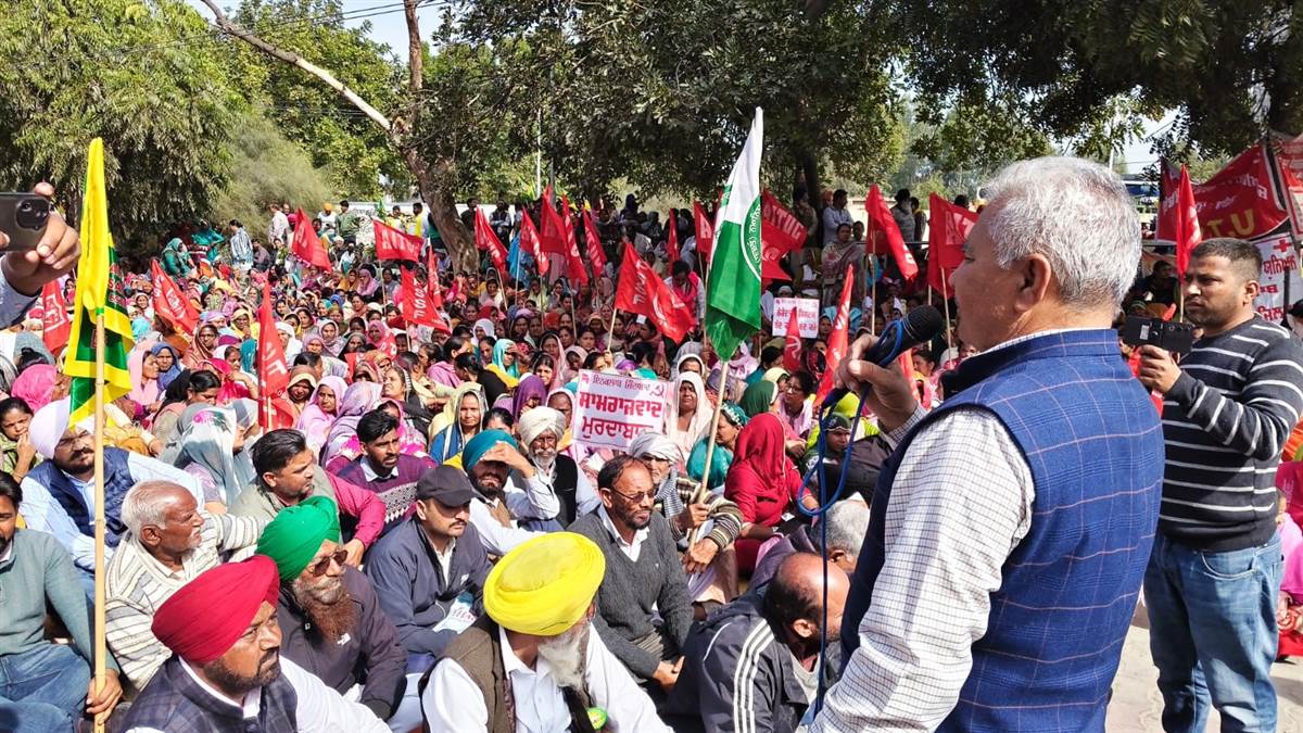 ਟਰੇਡ ਯੂਨੀਅਨਾਂ ਦੇ ਸੱਦੇ ਡੀਸੀ ਦਫਤਰ ਦੇ ਬਾਹਰ ਲਾਇਆ ਧਰਨਾ