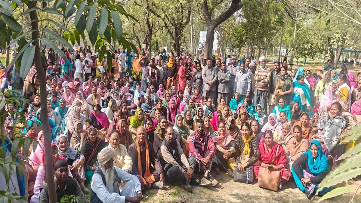 ਮਿਡ ਡੇਅ ਮੀਲ ਕੁੱਕ ਯੂਨੀਅਨ ਤੇ ਮਜ਼ਦੂਰ ਜਥੇਬੰਦੀਆਂ ਨੇ ਕੱਢਿਆ ਰੋਸ ਮਾਰਚ