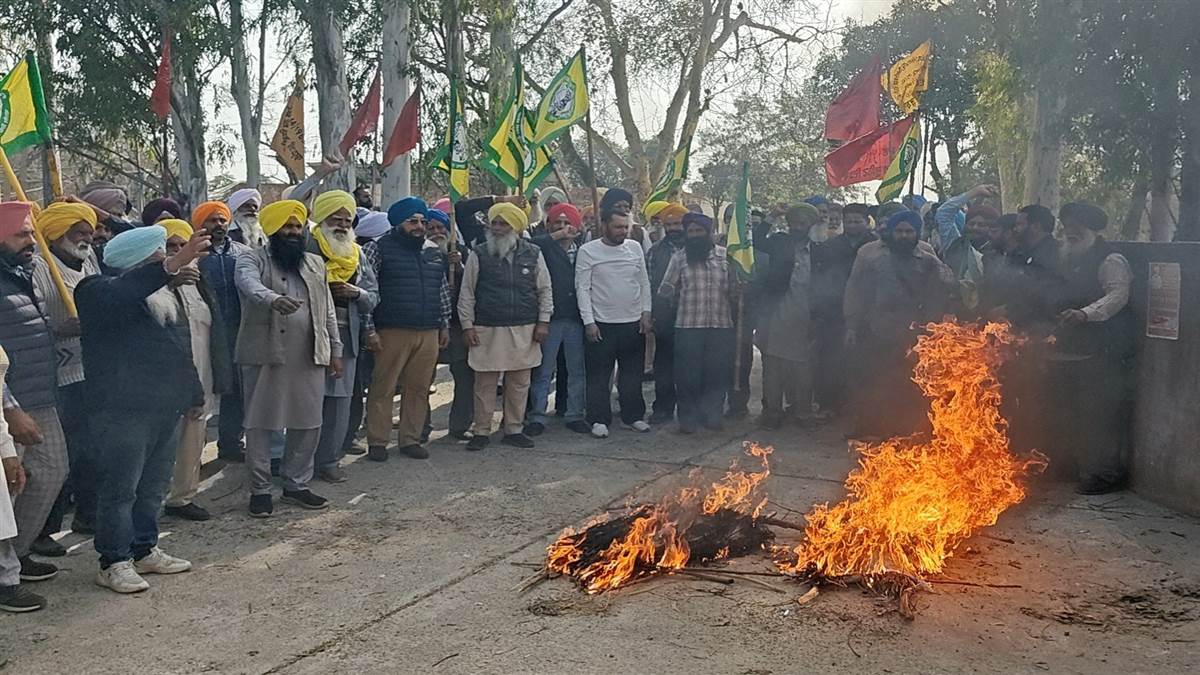 ਟਰੇਡ ਯੂਨੀਅਨਾਂ ਨੇ ਕੇਂਦਰ ਸਰਕਾਰ ਤੇ ਟਰੰਪ ਦਾ ਪੁਤਲਾ ਫੂਕ ਕੇ ਕੀਤੀ ਨਾਅਰੇਬਾਜ਼ੀ