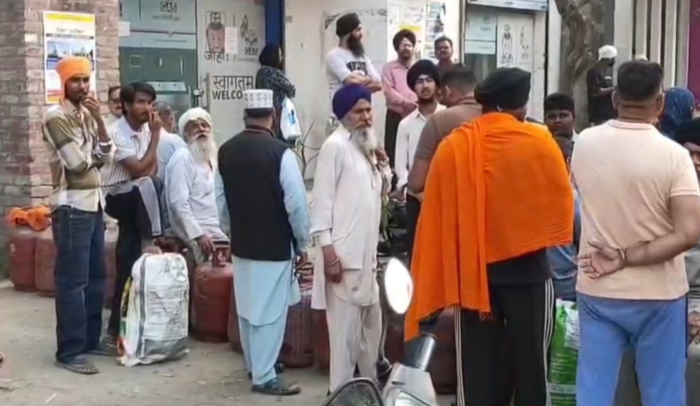 ਸਵੇਰ ਤੋਂ ਹੀ ਗੈਸ ਏਜੰਸੀਆਂ ਦੇ ਬਾਹਰ ਲੱਗੀਆਂ ਲਾਈਨਾਂ, ਸਿਲੰਡਰ ਸਟੋਰ ਕਰਨ ਨਾਲ ਵਧ ਰਹੀ ਸਮੱਸਿਆ