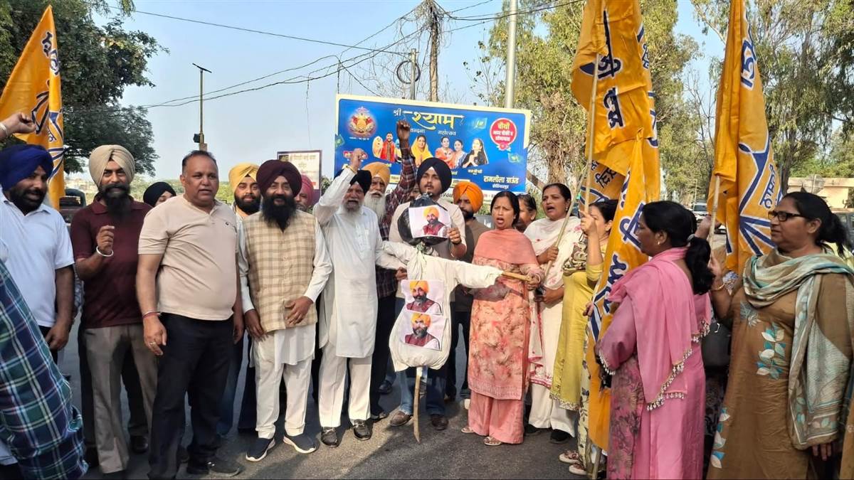 ਅਕਾਲੀ ਦਲ ਦੇ ਯੂਥ ਤੇ ਮਹਿਲਾ ਵਿੰਗ ਨੇ ਮੁੱਖ ਮੰਤਰੀ ਦਾ ਪੁਤਲਾ ਸਾੜਿਆ