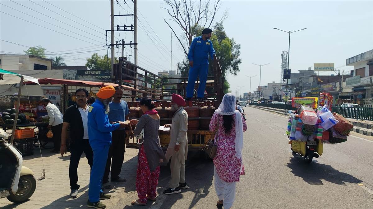 ਅਮਰੀਕਾ-ਈਰਾਨ ਦੀ ਜੰਗ ਜਾਰੀ, ਸਿਲੰਡਰਾਂ ਲਈ ਲੋਕਾਂ ’ਚ ਮਾਰੋ ਮਾਰੀ