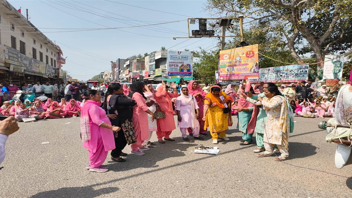 ਆਸ਼ਾ ਵਰਕਰਾਂ ਨੇ ਲਾਲ ਬੱਤੀ ਚੌਕ ’ਚ ਲਾਇਆ ਜਾਮ, ਨਾਅਰੇਬਾਜ਼ੀ ਕੀਤੀ