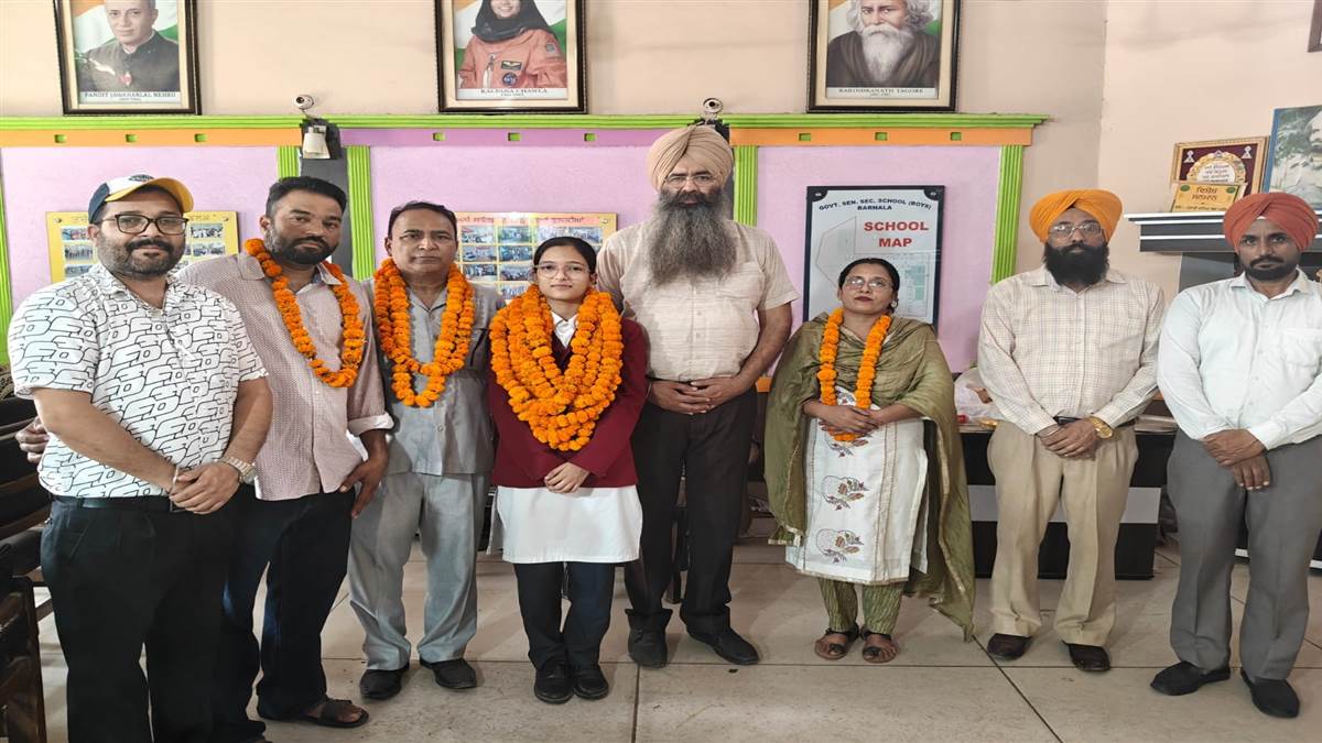 ਵਿਦਿਆਰਥਣ ਅੰਜਲੀ ਦਾ ਸਿੱਖਿਆ ਅਧਿਕਾਰੀਆਂ ਨੇ ਕੀਤਾ ਸਨਮਾਨ