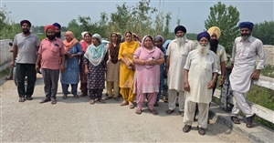 ਪਿੰਡ ਬੁਰਜ ਨੇੜੇ ਨਜਾਇਜ਼ ਮਾਈਨਿੰਗ ਕਾਰਨ ਪਿੰਡ ਵਾਸੀਆਂ ’ਚ ਭਾਰੀ ਰੋਸ