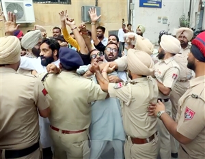 ਕੈਬਨਿਟ ਮੰਤਰੀ ਦੀ ਮੌਜੂਦਗੀ ’ਚ ਲੱਗੇ ਪੰਜਾਬ ਸਰਕਾਰ ਮੁਰਦਾਬਾਦ ਦੇ ਨਾਅਰੇ