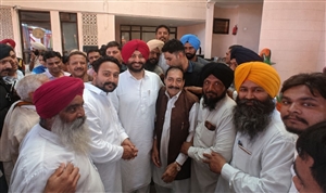 ਰੇਲਵੇ ਫਾਟਕ ’ਤੇ ਟਰੈਫ਼ਿਕ ਸਮੱਸਿਆ ਦੇ ਹੱਲ ਲਈ ਵਫ਼ਦ ਕੇਂਦਰੀ ਰੇਲ ਮੰਤਰੀ ਨੂੰ ਮਿਲਿਆ