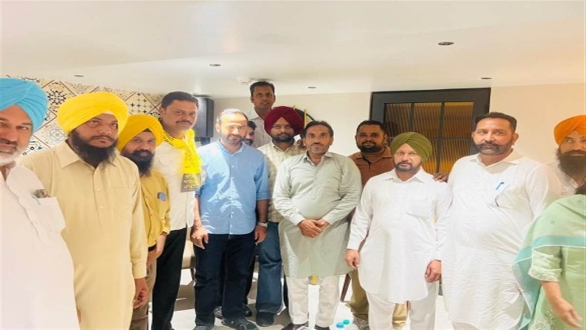 ਬਰਨਾਲਾ 'ਚ ਕਾਂਗਰਸ ਨੂੰ ਵੱਡਾ ਝਟਕਾ: MP ਮੀਤ ਹੇਅਰ ਦੀ ਅਗਵਾਈ ਹੇਠ ਸਾਬਕਾ MC ਰਜਨੀਸ਼ ਆਲੂ ਅਤੇ ਸਮਾਜ ਸੇਵੀ ਮੁਨੀਸ਼ ਬਾਂਸਲ 'ਆਪ' 'ਚ ਸ਼ਾਮਲ