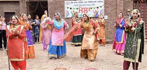 ਕੁਮਾਰੀ ਰਿਧਮ 'ਮਿਸ ਤੀਆਂ’ ਦੇ ਐਵਾਰਡ ਨਾਲ ਸਨਮਾਨਿਤ