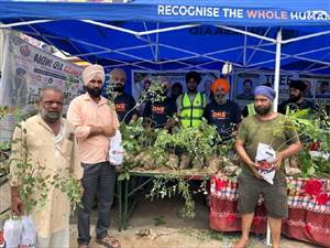ਖ਼ਾਲਸਾ ਏਡ ਤੇ ਲਾਇਨਜ਼ ਕਲੱਬ ਦੇ ਮੈਂਬਰਾਂ ਨੇ ਵੰਡੇ ਬੂਟੇ