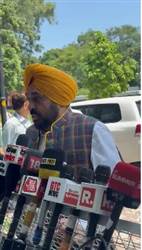 CM Mann ਨੇ ਰਾਜਪਾਲ ਗੁਲਾਬਚੰਦ ਕਟਾਰੀਆ ਨਾਲ ਕੀਤੀ ਮੁਲਾਕਾਤ, ਜਗਤਾਰ ਸਿੰਘ ਹਵਾਰਾ ਦੀ ਪੈਰੋਲ ਦੀ ਕੀਤੀ ਮੰਗ