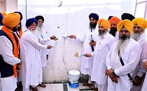 ਸ੍ਰੀ ਦਰਬਾਰ ਸਾਹਿਬ ਸਮੂਹ ਵਿਖੇ ਰੰਗ ਰੋਗਨ ਦੀ ਸੇਵਾ ਹੋਈ ਆਰੰਭ