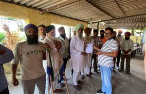 ਬਿਜਲੀ ਸਪਲਾਈ ਠੱਪ ਰਹਿਣ ਦੇ ਵਿਰੋਧ ’ਚ ਐਕਸੀਅਨ ਨੂੰ ਮੰਗ ਪੱਤਰ